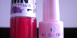 scharlachroter Nagellack von Maybelline (links) und rosa Nagellack von Essence
