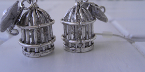 Und noch mehr Schmuck von I-Am. Kleine Vogelkäfige, in welchen sogar winzige Vögel sind.