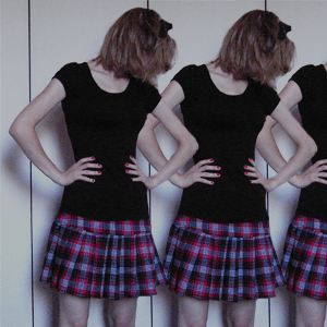 Tag 13: heute ohne H&M! - Rock und Haarschleife selbstgemacht von meiner Mum, Nagellack Essence, T-shirt Colosseum (dazu die Vogelkäfigohrringe von Tag 6)