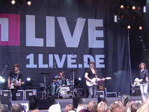 Bakkushan tritt auf und die Menge geht ab.