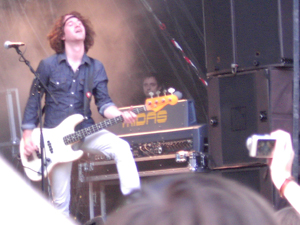 Bassist Kalle heißt die Menge an.