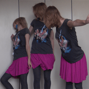 Tag 28: Federohrringe selbstgemacht, T-shirt und Rock von H&M, Strumpfhose unbekannt