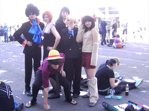 GC10 Cosplayer im Innenhof: geniale One Piece Kostüme und Posen