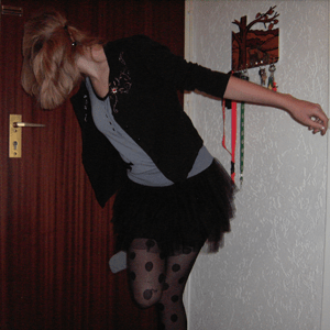 Tag 66 Tag 66: Glitzersteinohringe, T-shirt und Rock H&M, Strickjacke und Skisocken unbekannt, Rock Pimkie