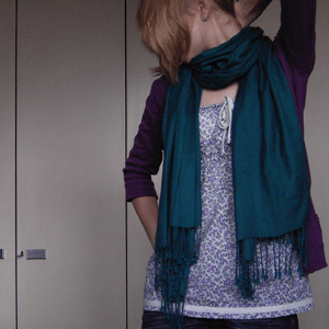 Tag 72: geblümte Herzchenohrringe Accessorize, Schal Ostermarkt, Strickjacke und Jeans Mister*Lady, Top Pimkie