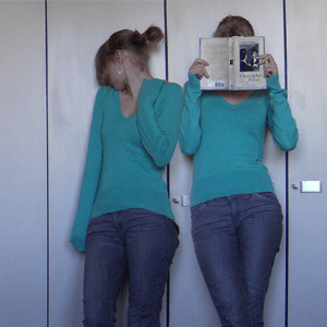 Tag 111: hängende Perlenohrringe, Pullover und Jeans H&M; Haargummi unbekannt; Buch The Prestige von C. Priest