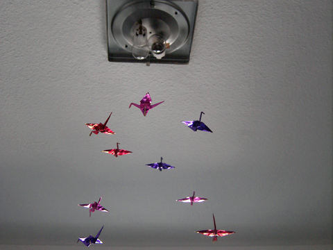 Die Kraniche bestehen aus farbiger Alufolie (im Bastellade erhältlich)