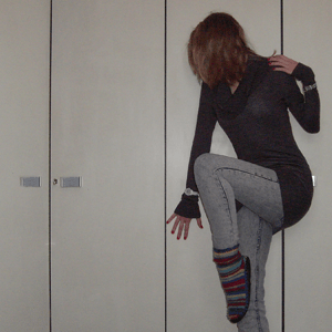 Tag 148 (01.12.2010): Oberteil und Jeans H&M, Hüttenschuhe selbstgemacht von meiner Mum, Armbanduhr Fossil, Perlenarmband SIX