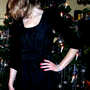 Tag 171 (24.12.2010): Kleid, hängende Perlenohrringe und Haarband H&M; Strickjacke Pimkie; Strumpfhose C&A; Perlenarmband SIX