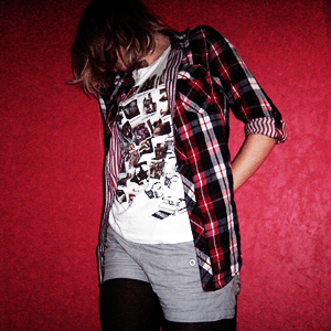 Tag 175 (28.12.2010):  Bluse und Hose H&M, T-Shirt Gina Tricot, Strumpfhose C&A, Fotoapperatkette KoolKatKustom