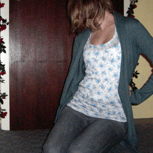 Tag 178: Strickjacke Gina Tricot, Top und Jeans H&M, Tanktop Pimkie