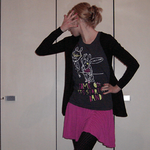 Tag 183: T-shirt, Rock, Strickjacke und Haarspange H&M, Strumpfhose Gina Tricot