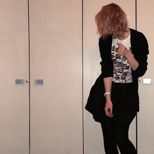 Tag 206: Strickjacke H&M, T-shirt Gina Tricot, Rock Pimkie, Strumpfhose C&A, Kamerakette Kool Kat Kustom, Uhr Fossil