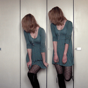 Tag 226: Kleid Gina Tricot, Strumpfhose und Haarband H&M, Strümpfe und Lovekette Primark