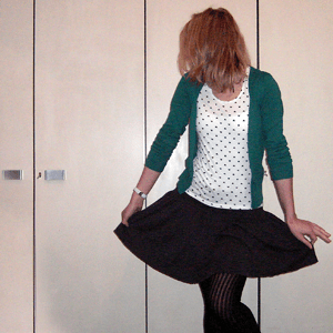 Tag 247: Strickjacke, Haarband und Top H&M, T-shirt und Rock Pimkie, Strumpfhose Gina Tricot, Uhr Fossil