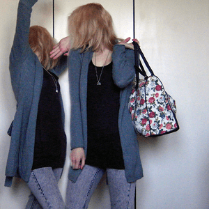 Tag 257: Strickjacke Gina Tricot, T-shirt Avanti, Jeans H&M, Reisetasche Primark, Kassettenkette KoolKatKustom