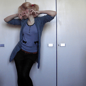 Tag 285 (16.04.2011): Strickjacke Gina Tricot, Oberteil H&M, Shorts und Gürtel Primark, Strumpfhose C&A