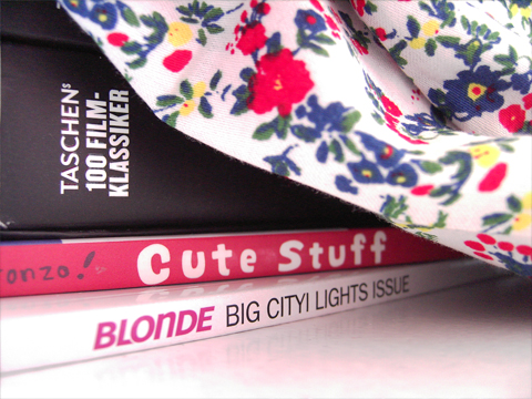 Von oben: H&M Kleid, Taschens 100 Filmklassiker (2 Bände), Cute Stuff von Aranzi Aronzo, Blonde Big City Lights Issue