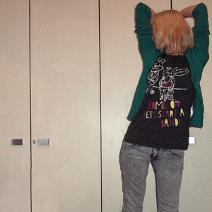 Tag 327: T-shirt Gina Tricot, Strickjacke und Jeans H&M