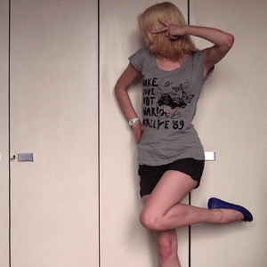 Tag 334 (05.06.2011): T-shirt Review, Shorts und Gürtel Primark, Schuhe H&M, Uhr Fossil