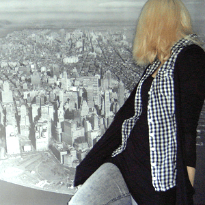 Tag 340 (11.06.2011): Strickjacke Pimkie; Bluse, Top und Jeans H&M (Hintergrund IKEA)