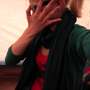 Tag 347: Strickjacke, Jeans und Sonnebrille H&M; T-shirt Primark; Schal Ostermarkt (im Zelt...)