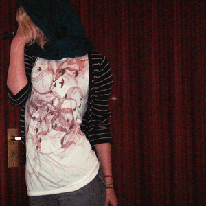 Tag 348: Strickjacke und Jeans H&M, T-shirt Avanti, Schal (aka improvisierte Mütze) Ostermarkt (nach der Heimkunft...)