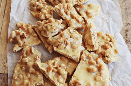 Sweet and Spicy Peanut Brittle von abeautifulmess