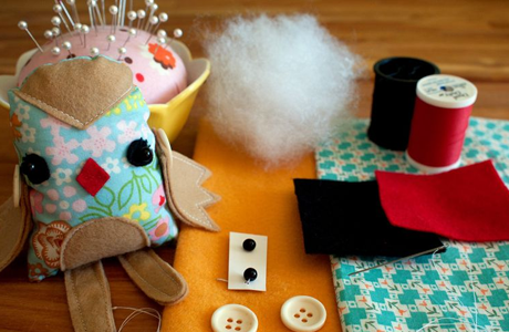 Wie wäre es mit einem Eulenkuscheltier? Eine Anleitung dafür findet ihr auf abeautifulmess