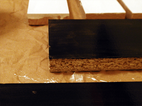 Bei dem mittleren Holz deckt die Farbe nicht richtig. Eine zweite Schicht muss her. Das vordere Stück sieht gut aus.