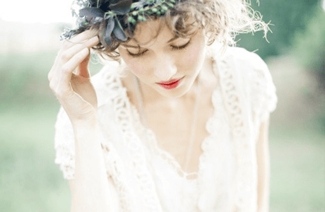 Hach, ich liebe diese Blumen im Haar. Da Frag ich mich gleich: Wo bleibt eigentlich der Frühling? via: unbekanntem tumblr Blog