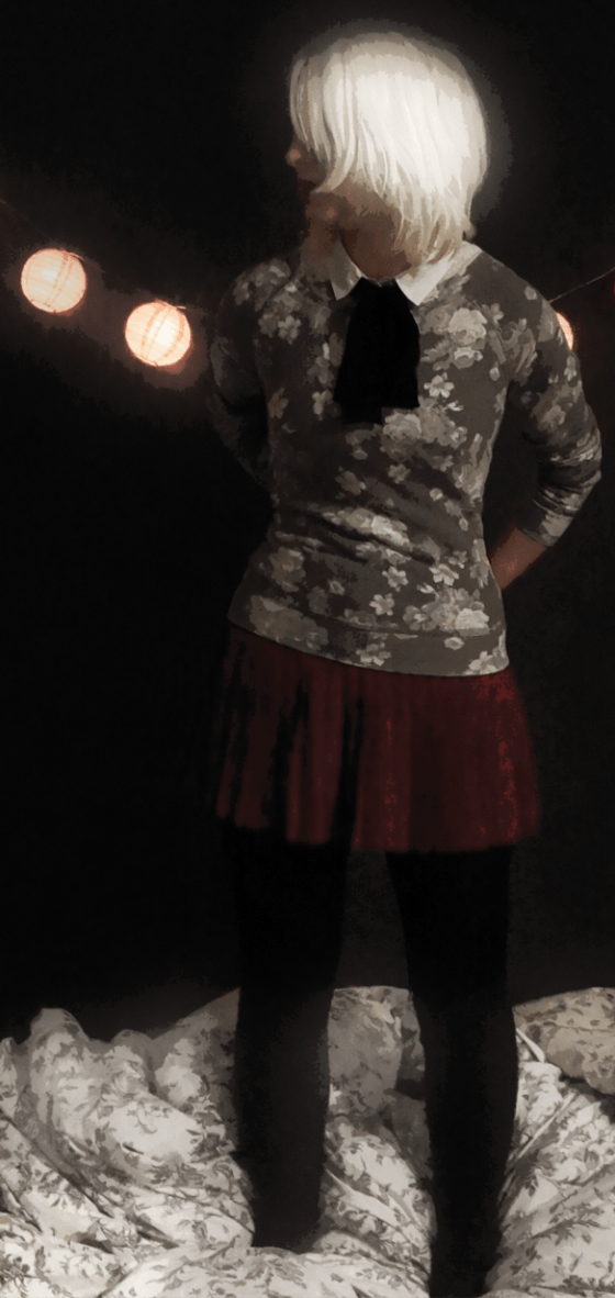 Eine Schuluniform in Graustufen