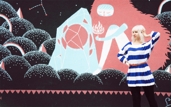 Streifenkleid und Leggings vor kölner Street Art