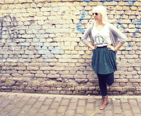 Outfitfoto vor einer Backsteinmauer