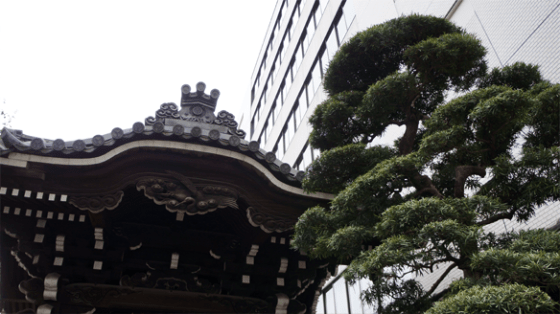 Traditionelle Gebäude in Mitten von Hochhäusern.