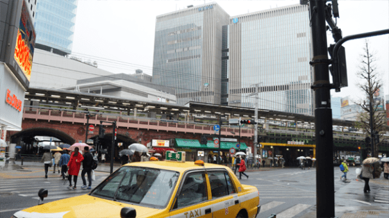 Gelbe Taxen und Hochhäuser.