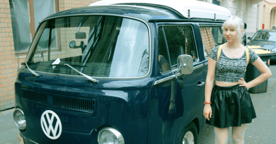 Lederrock, bauchfreies Oberteil und VW-Bus