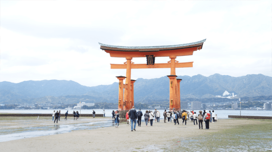 Das berühmte im Wasser stehende Torii von Itsukushima.
