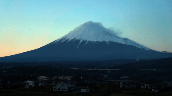 Abends geht es mit dem Shinkansen zurück nach Toyko und endlich sehen wir den Fuji.