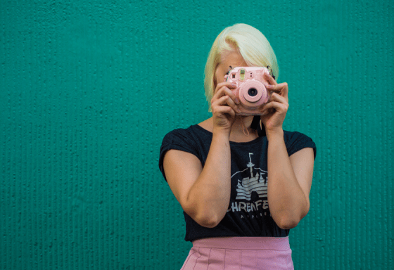 Rosa Polaroidkamera passend zum rosa Faltenrock. 