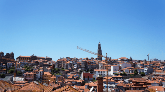 Blick vom Kathedralenvorplatz auf Porto.