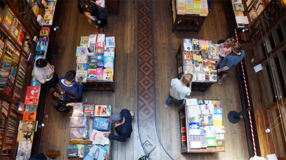 Alte Buchhandlung trifft auf moderne Literatur in Porto.