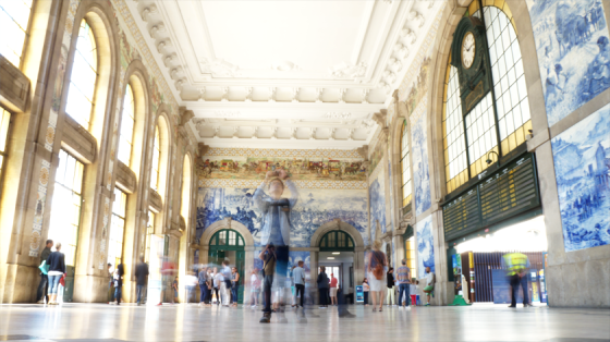 Der Hauptbahnhof von Porto wird ebenfalls von Touristen belagert.