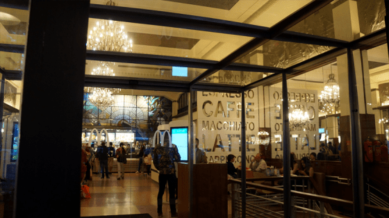 Auch McDonalds ist in einem Altbau in Porto.