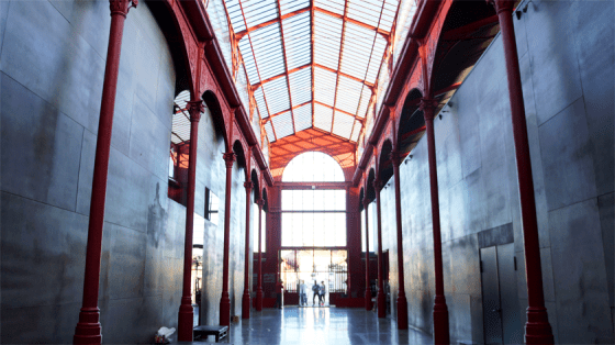 Ein Gebäude aus Stahl und Licht.