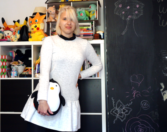 Weißes Kleid mit langen Ärmeln und Pinguin-Begleiter.