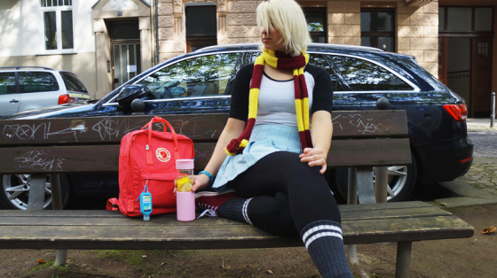 Von links nach rechts: Kånken-Rucksack, Glasflasche und mein Herbstoutfit.