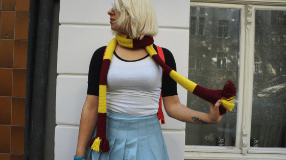 Gryffindor-Schal, Baseballshirt und Faltenrock.