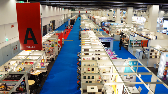 Die Halle vor dem Besucherandrang.