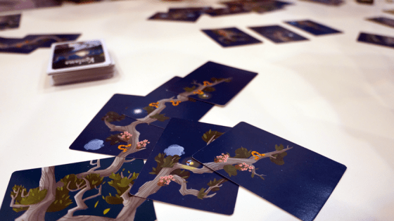 Das Kartenspiel Kodama lässt Bäume wachsen.